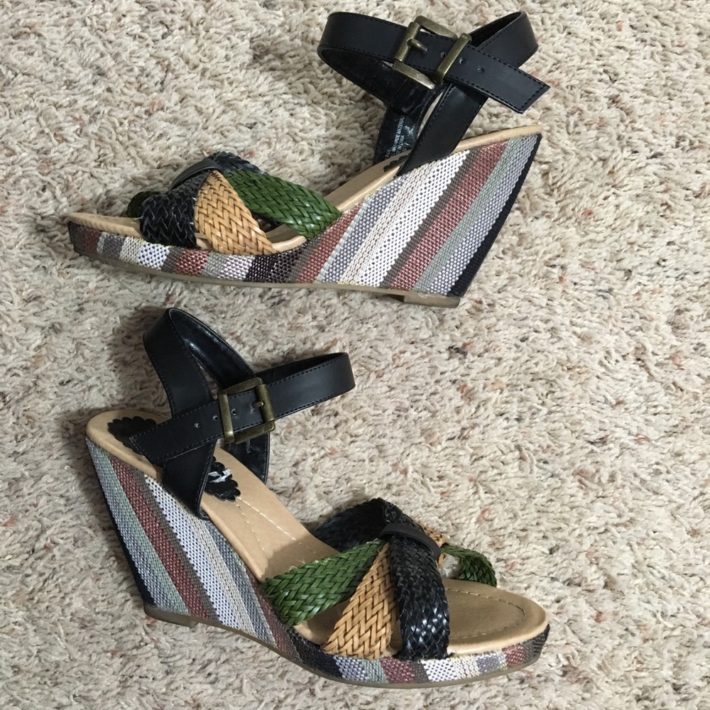 White Mt.  Green Black Tan Wedge BohO 8.5 Sandals